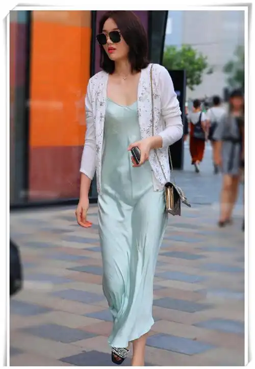 街拍美女仙气十足的薄纱连衣裙穿起来很有浪漫的感觉