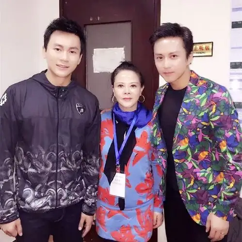 孙俪妈妈近照穿上婚纱看不出年龄曾和邓超一起去看鹿晗演唱会