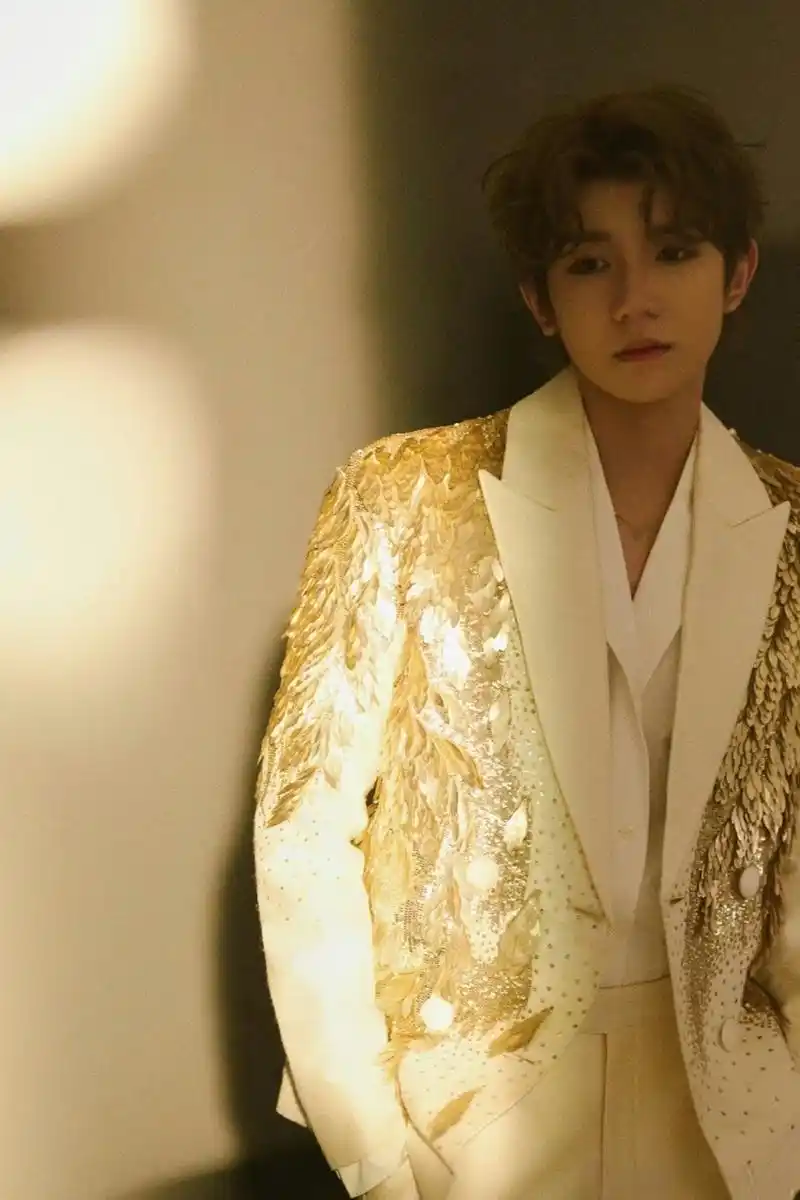 tfboys演唱会上蛋糕突然倒了,王源临场反应能力好强,cue到了接下来要