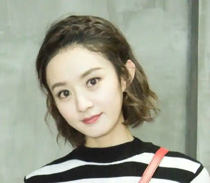 今日热门人物:赵丽颖|赵丽颖中短发半扎发型尽显可爱气质,圆脸妹子
