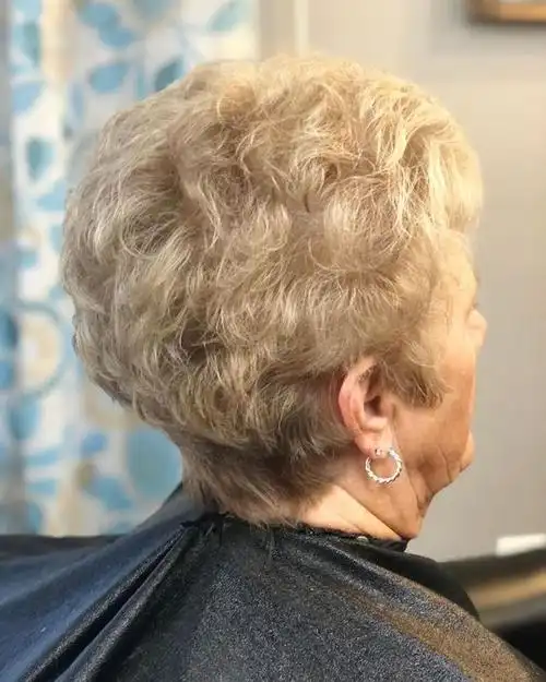 女人上了年纪头发花白,发型就选短发全头烫,蓬松时尚显发量|烫发|卷发