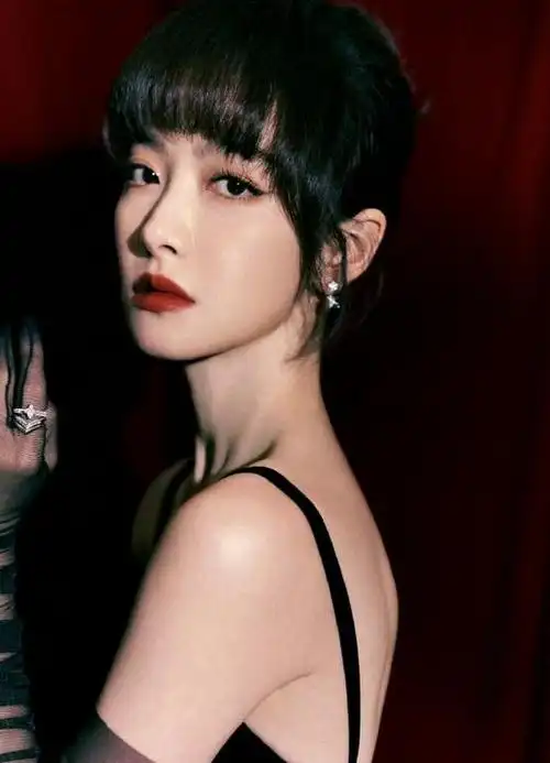 这组照片中,宋茜以一头飘逸的长发搭配优雅的白色礼服亮相,展现出了她