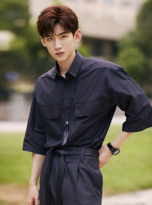 白敬亭为显腿长大胆拿麻绳当腰带三七分比例太绝了