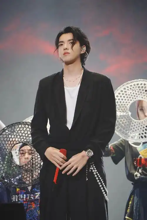 国内有"养蚌"达人吴亦凡,国外深陷珍珠魅力的还有带着"人间香奈儿"之