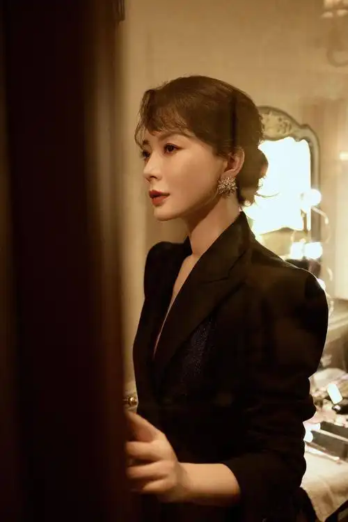 陈数大女主式穿搭演绎高级感优雅与帅气