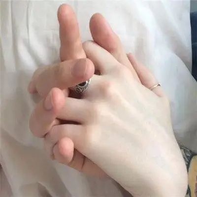 2018情侣牵手图片大全唯美你的眼中明暗交杂一笑生花