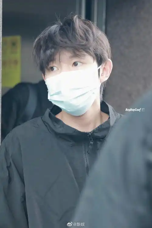 王源机场鸡窝头发型##新娱