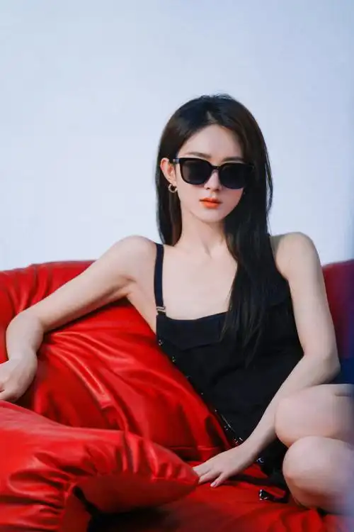 赵丽颖最新时尚大片释出戴眼镜高冷御姐范十足