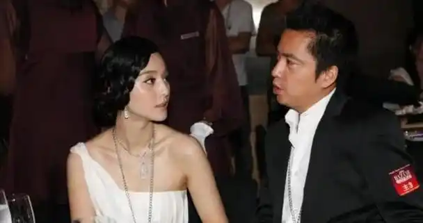 03开始落败在鼎盛期时,王中磊没少跟女星传出绯闻,不仅是杨颖还是