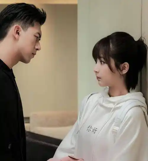 杨紫晒李现的表情包,看到对方的回敬礼后,网友:这波狗粮很上头_cp_剧