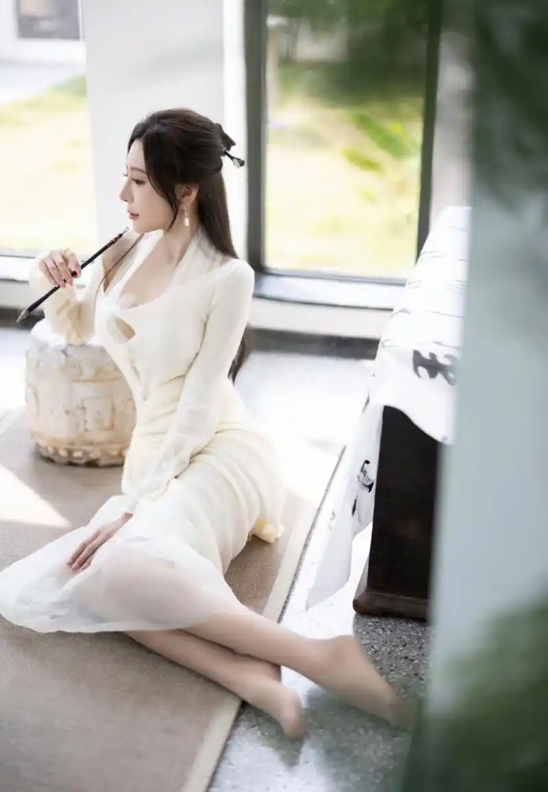 性感白色连衣裙配超薄肉丝秀美腿写真#美女# #模特