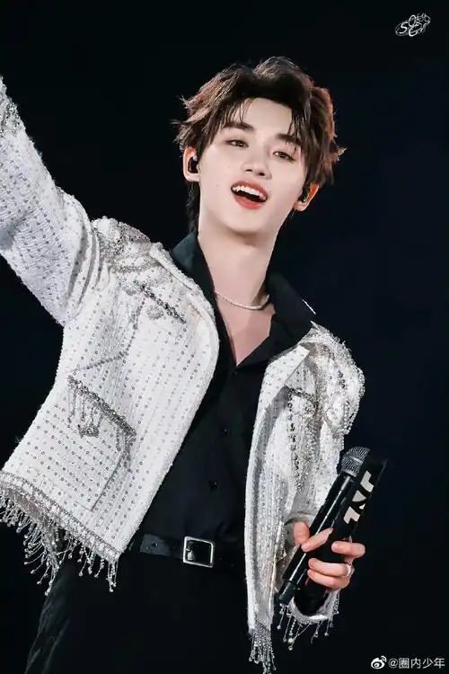 丁程鑫演唱会舞台饭拍