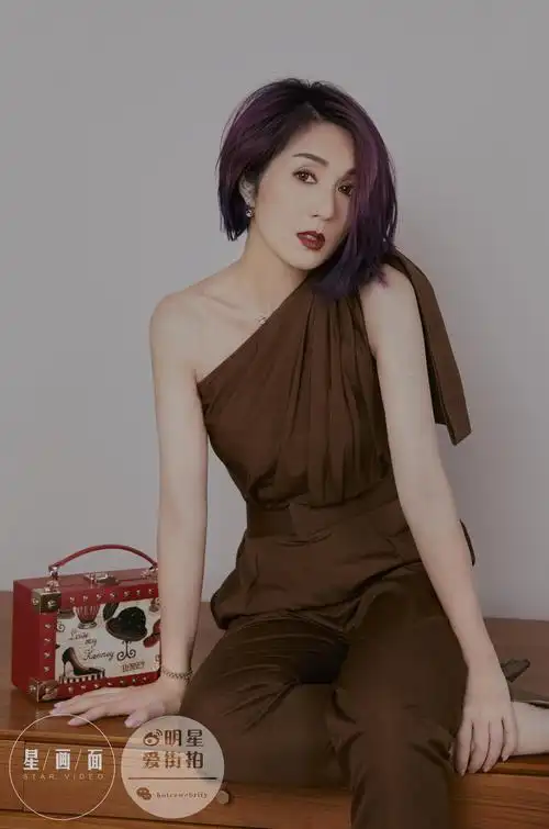 杨千嬅最新时尚大片曝光,她依然是那个留着标志性紫色短发,有着明媚