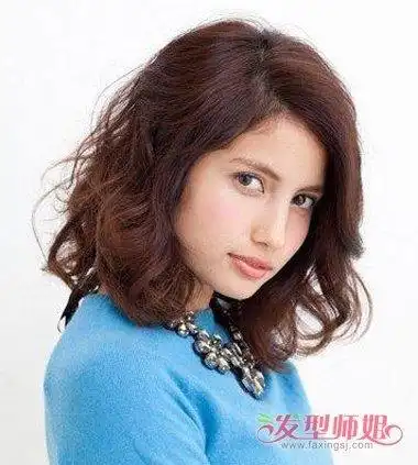 大卷梨花头发型发型与比较短的头发层次也是搭配的,斜刘海的梨花头