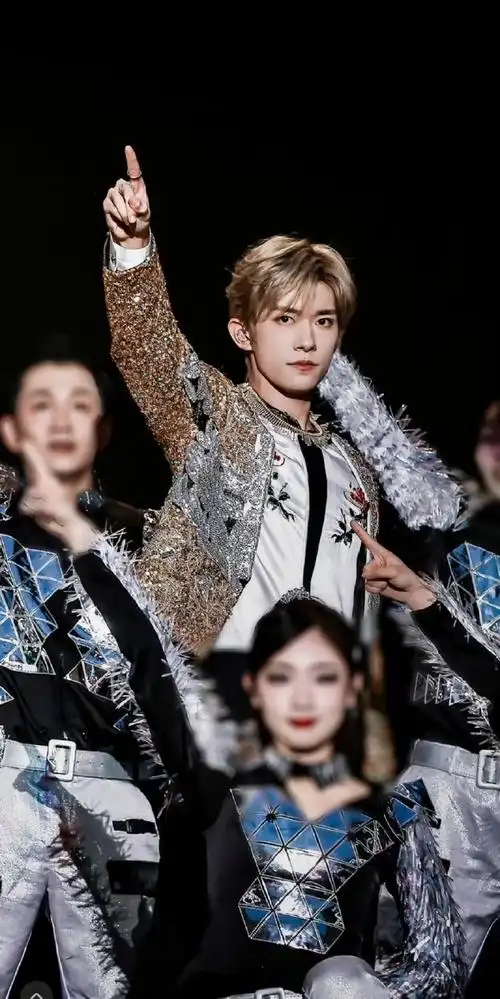 愚人节易烊千玺美貌纯净版  帅的很突出我的大明星  @tfboys-易烊千玺