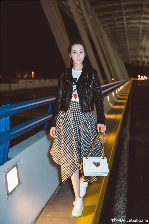 2018米兰时装周十月街拍:迪丽热巴(你的胖迪请接收( ))