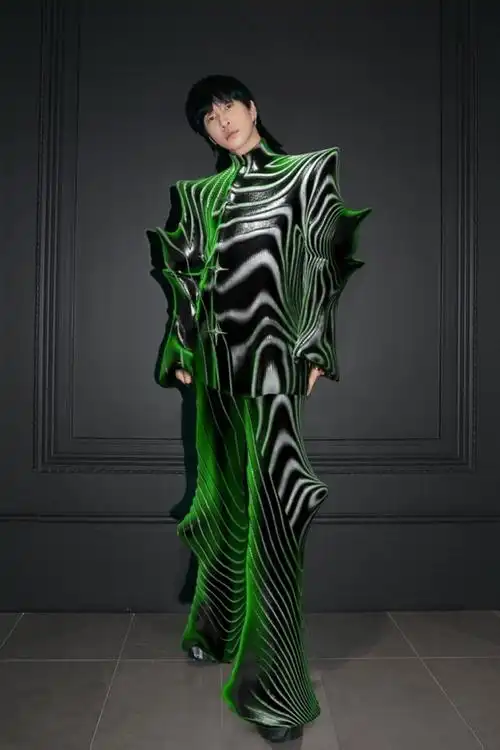 时尚达人,造型师韩火火身穿annakiki 2022秋冬nft虚拟服装"编码生物"