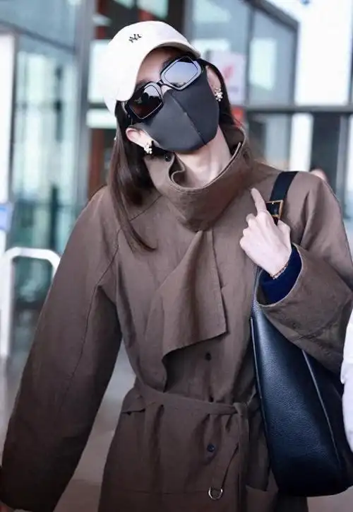 古力娜扎现身北京机场歪头杀俏皮可爱