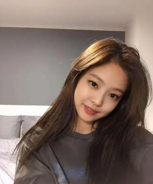 jennie私服,牛仔外套搭白t清新大气,素颜现身略显憔悴