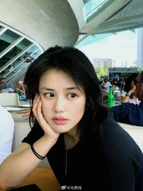 马思纯晒近照笑容灿烂眼神撩人干练清爽