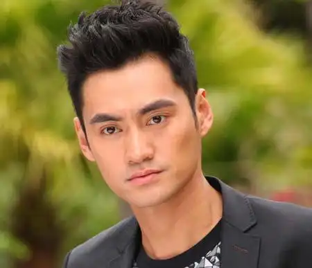 进一步发现和郭晓婷很像亲戚的袁弘长得更像lily james(整个下巴)