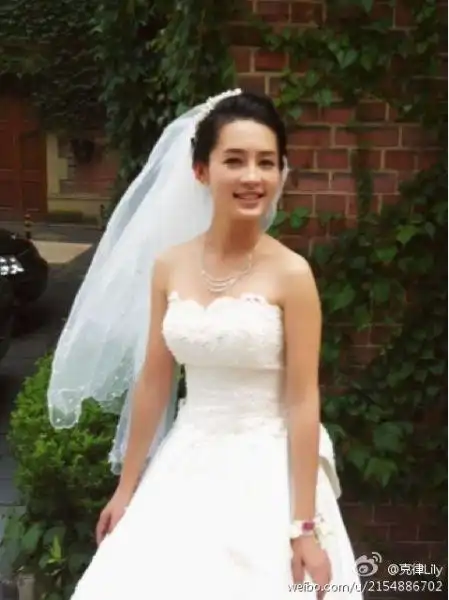 微博秀:李沁浪漫婚纱剧照 弦子当伴娘