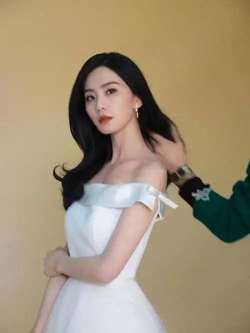 刘诗诗最近出现在公开场合,身穿白色一字肩连衣裙,黑色长发披肩,神色