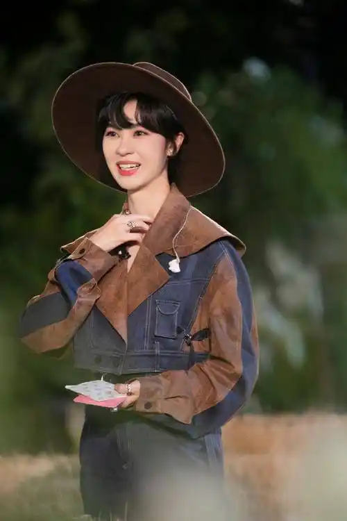 郁可唯则是2009年那一届,她和刘惜君,潘辰,刘忻,李斯丹妮等还活跃在