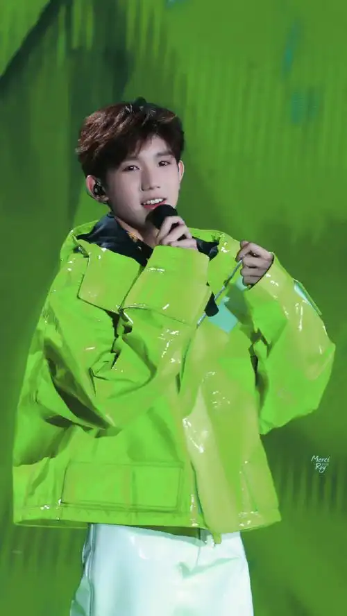 王源超话oo的时空日记超话#王源21景从云集#181117演唱会每个看到这条