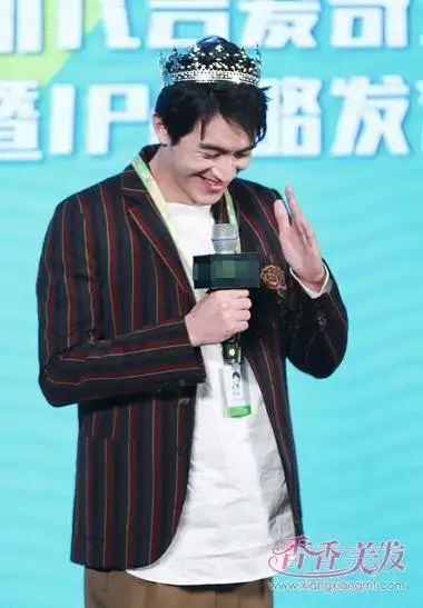 首页 男生发型 男生短发 演员林更新短卷发戴皇冠亮相 恋爱中的型男