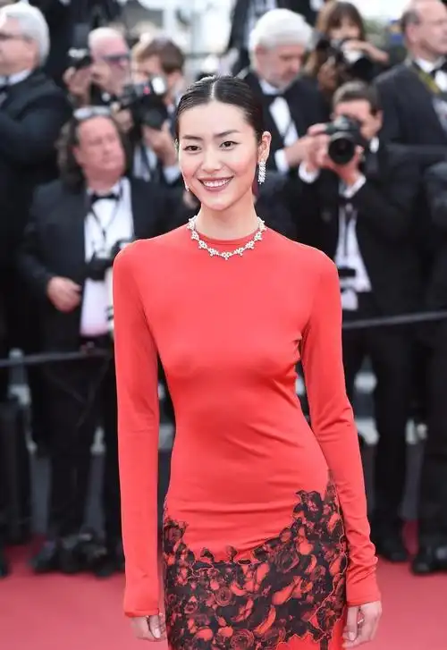 刘雯穿深红旗袍亮相红毯身材高挑美腿性感