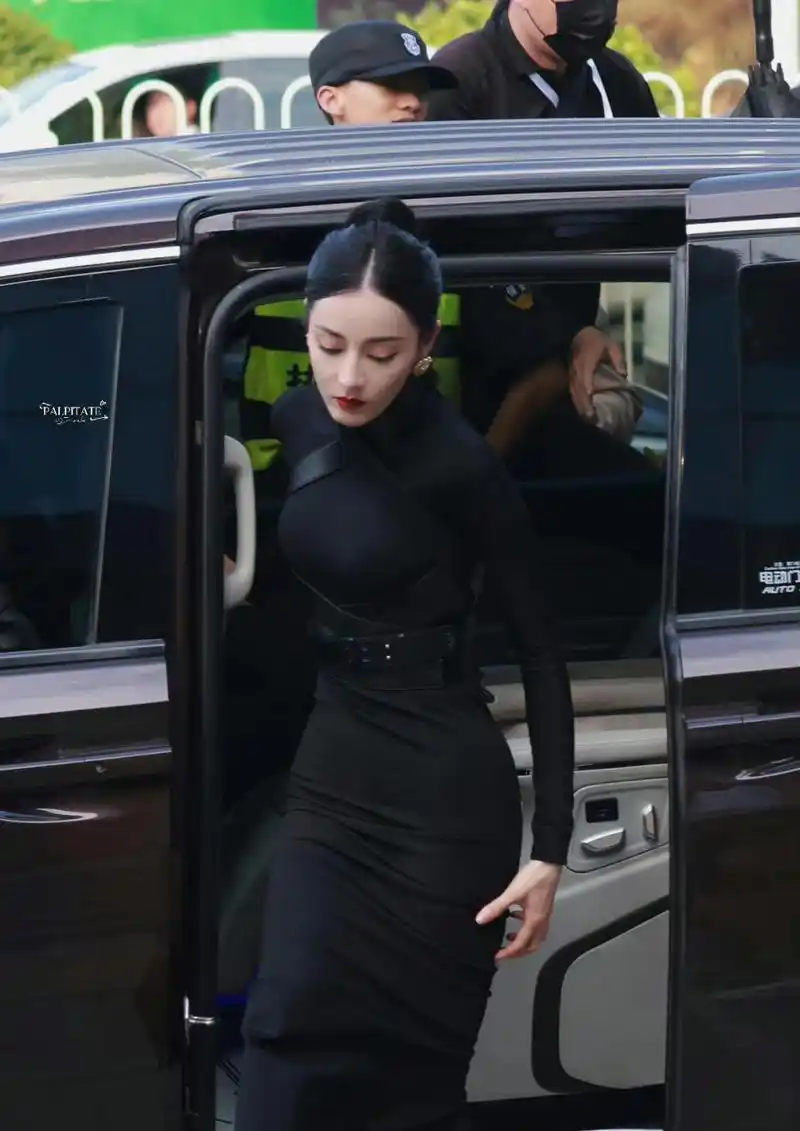 迪丽热巴身穿一袭黑色紧身长裙,现身在《安乐传》发布现场,超高的颜值