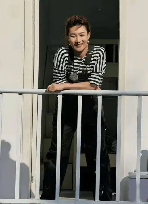 央视主持李梓萌摘下假发套穿背带裤青春减龄又时髦美到不敢认