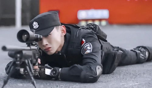 白敬亭特警造型帅惨了,撩衣秀腹肌太撩人,果然没白举铁