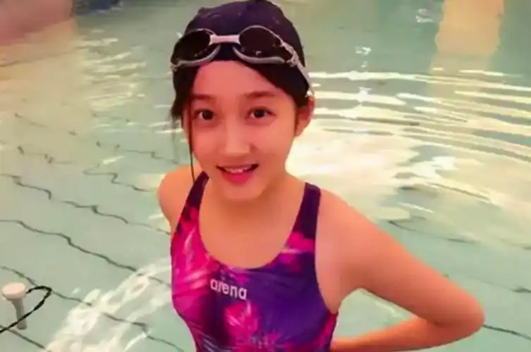 原创关晓彤早年泳衣照曝光扎双马尾对镜头抛媚眼鹿晗眼光真够毒辣