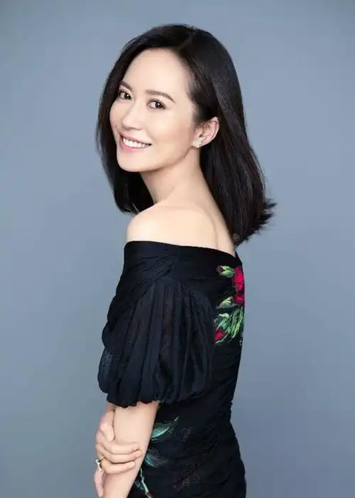 50岁俞飞鸿近照成方脸眼角细纹盖不住头发却乌黑茂密惹人羡