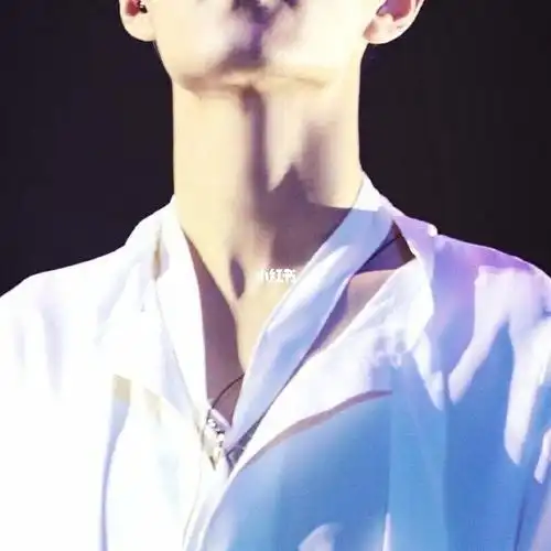 肖战这锁骨不知道啃起来是啥味