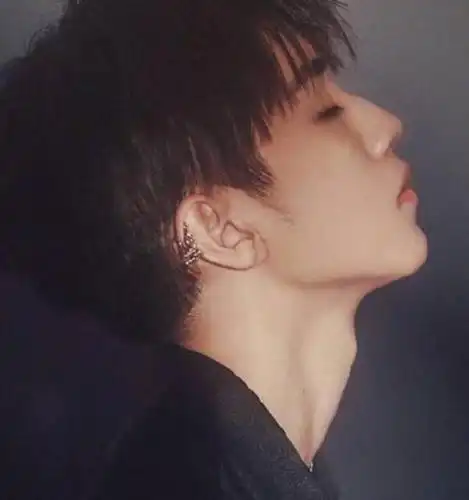 男星喉结有多吸引人?忍过了王一博,逃过了王俊凯,看到最后:想嫁!