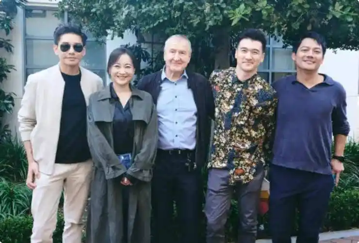 贾玲出国工作偶遇吴彦祖合照酒窝和满脸皱纹治愈了容貌焦虑