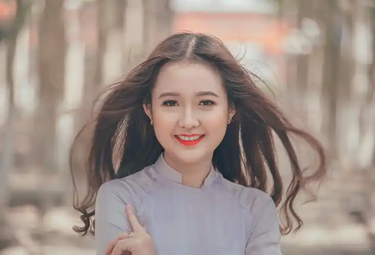 一个微笑的女人的特写照片