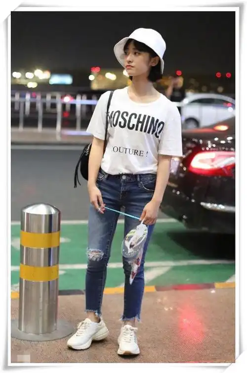 当90斤沈月穿上紧身牛仔裤,网友直呼:辣眼睛!还是换回裙子吧!