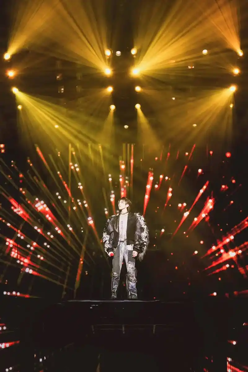 蔡徐坤2021个人巡回演唱会  万千星辉 只为你一人  @ - 抖音