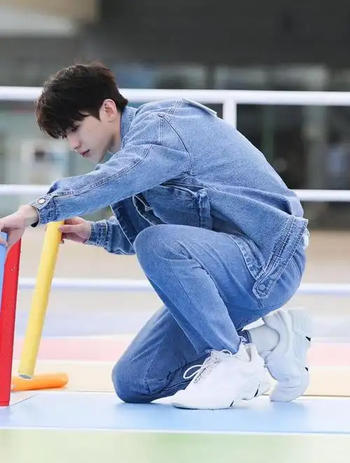 蔡徐坤白色运动鞋白袜