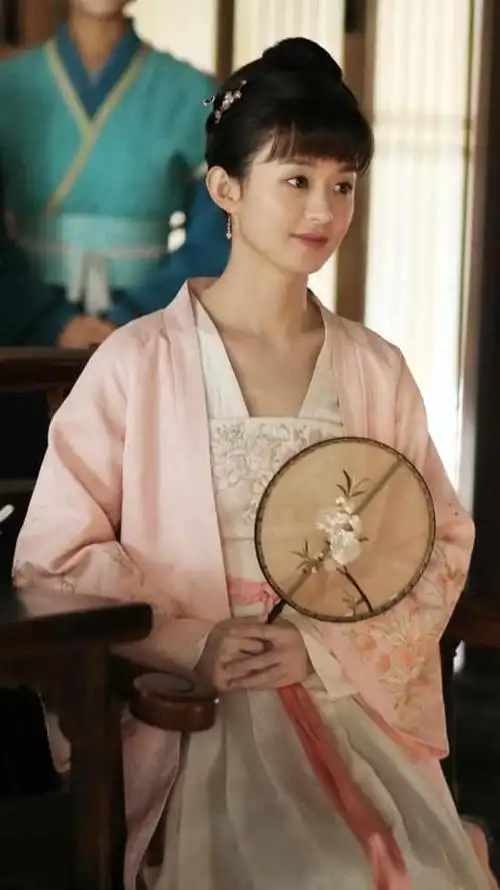 赵丽颖挺着孕肚参加活动,网友:猪宝宝要生了