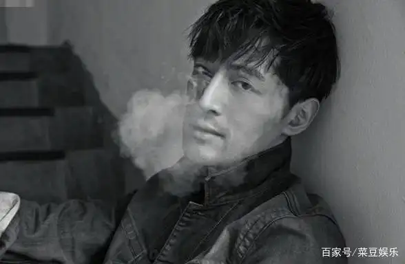 胡歌抽烟都那么帅,李易峰抽烟颜值上涨,而他则是霸气侧漏