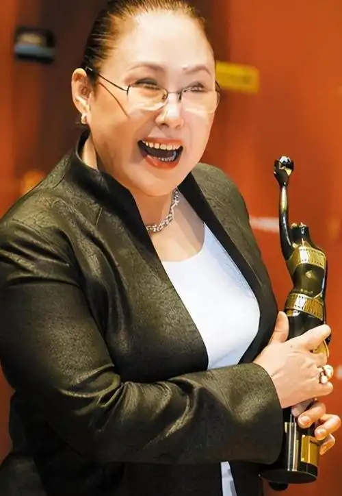 斯琴高娃近况:瑞士老公因病去世,独自垂泪,目前已回国拍戏|演员|陈冲