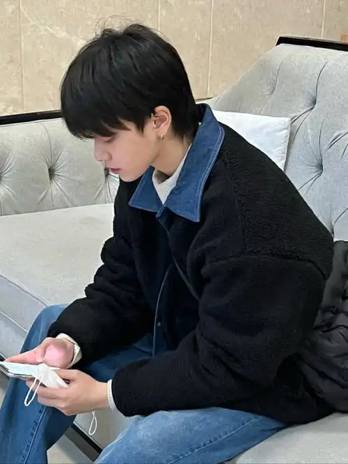 短发女生听说这款发型叫微分碎盖