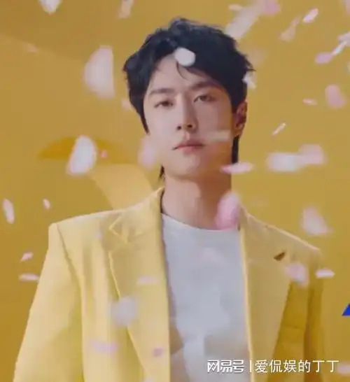 王一博黄西装惊艳全网,时尚酷盖再掀热潮!