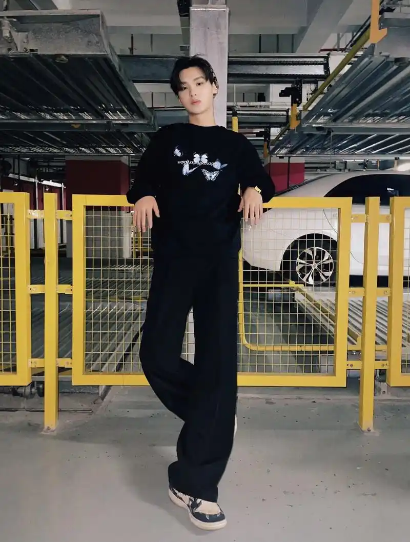 ninepercent新闻210318随便拍拍就是高街大片豹纹潮男黄明昊教你在地