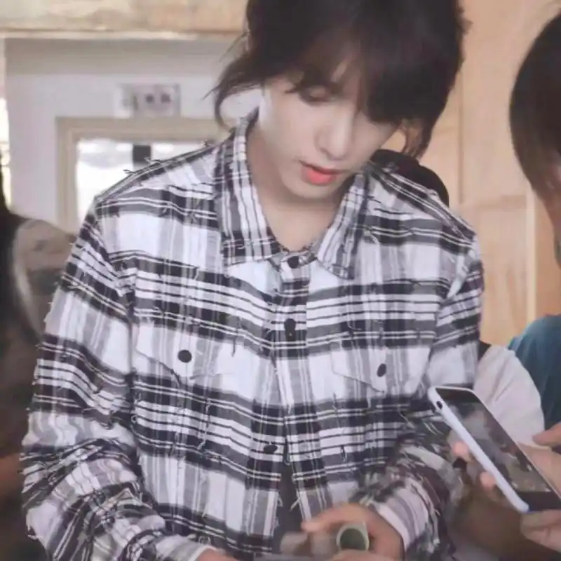 微博上看到的肖战女装 第一眼还以为是哪个女孩子,怎么长得这么漂亮